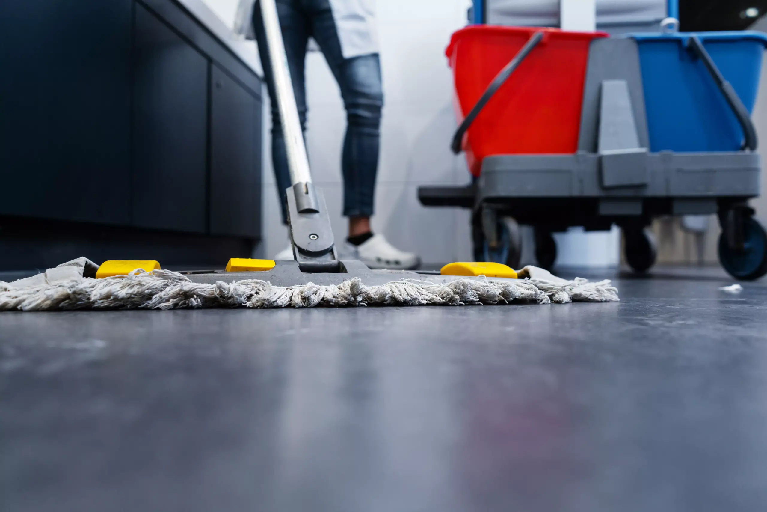 iStock-1034337738 Reinigungskraft bei der Unterhaltsreinigung